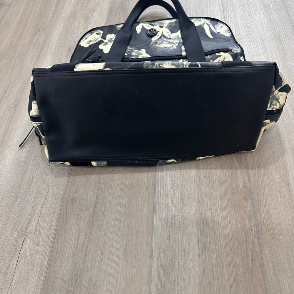 lululemon athletica Black and White Floral Tote - Picture 8 of 11